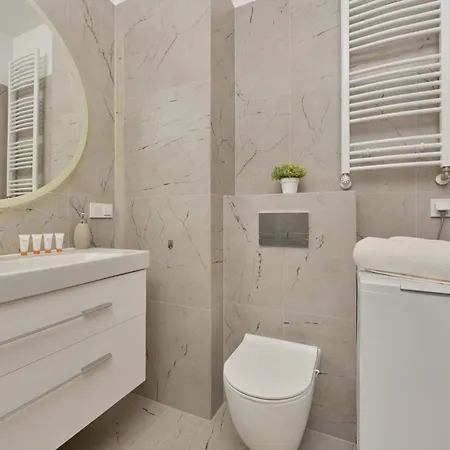 公寓 Tasteful With Free Garage And Balcony By Renters